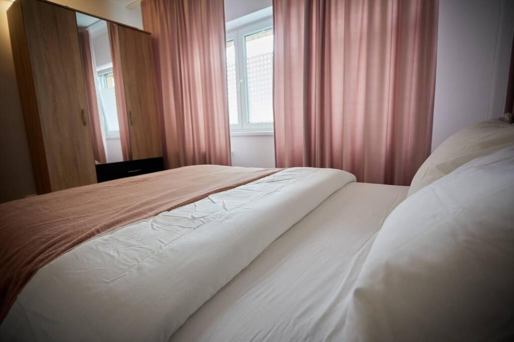 Queen Apartment Athenee Bucarest Esterno foto